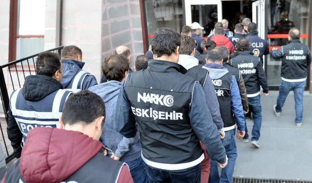 Bakan Yerlikaya duyurdu: Eskişehir'de zehir tacirlerine operasyon