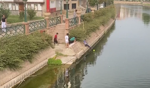 Eskişehir'de yürekleri ağza getiren olay: Topları için canlarını hiçe saydılar