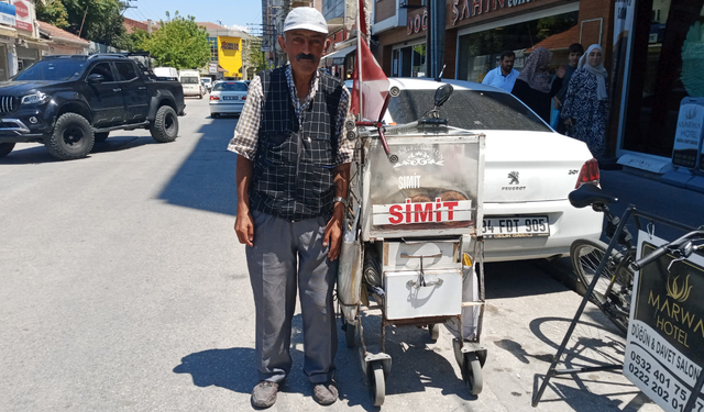 Eskişehir'de örnek alınacak azim hikayesi: Simit arabasıyla kilometrelerce yol yürüyor