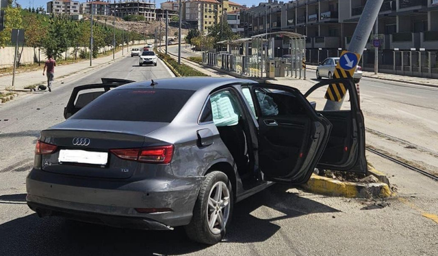 Eskişehir'de tramvay yolunda kaza: Seferler durduruldu