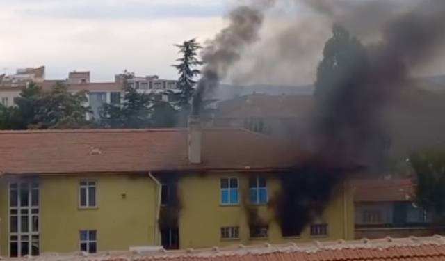 Eskişehir'de okul yangını: Dumanlar kısa sürede gökyüzünü kapladı