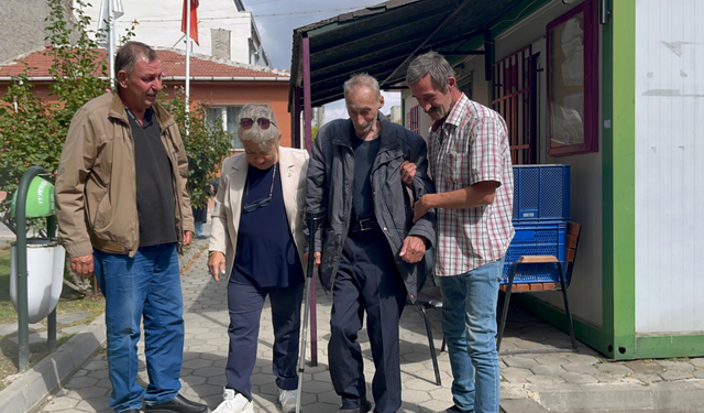 Eskişehir'de yarım asırlık hasret son buldu: Gözyaşları içinde ailesine kavuştu