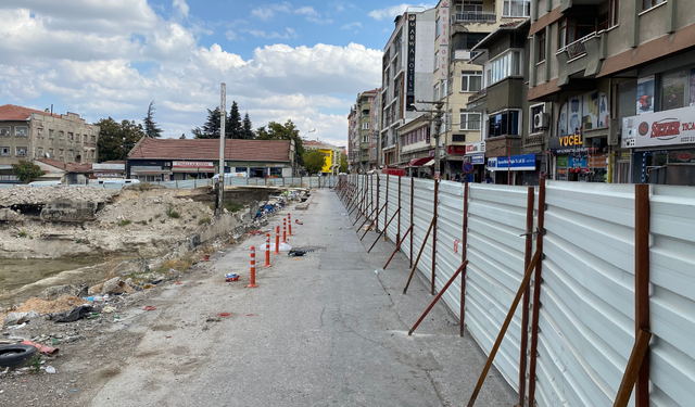 Eskişehir'de çöken yol trafiğe kapatıldı: Esnaf mağdur