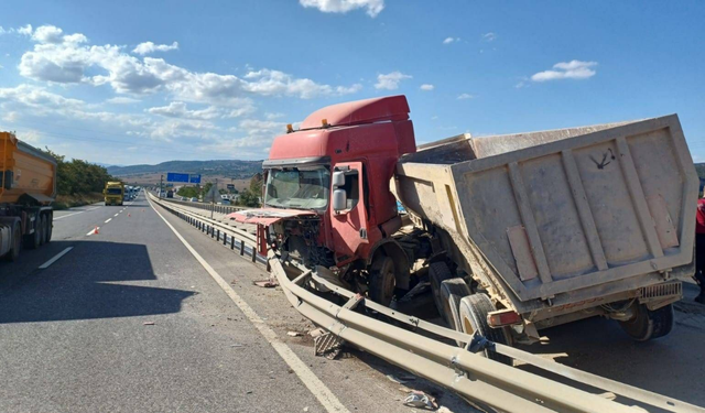 Eskişehir yolunda kontrolden çıkan kamyon refüje girdi: Sürücü ölümden döndü