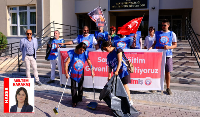 Öğretmenler Eskişehir İl Milli Eğitim Müdürlüğü’nün önünü süpürdü