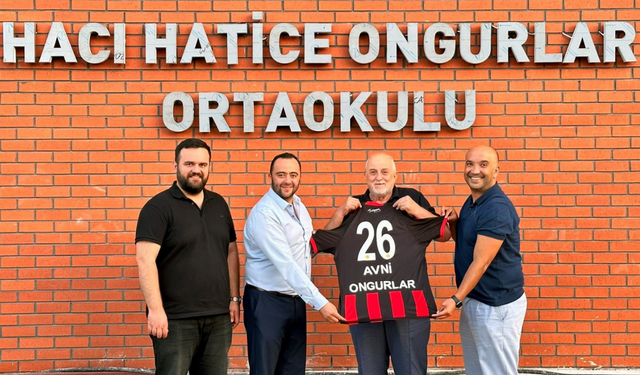 Eskişehirspor yönetiminden, hayırsever iş adamına forma jesti