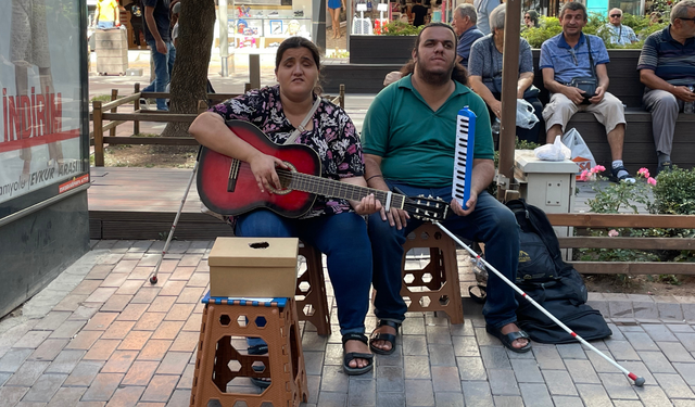 Eskişehir'deki görme engelli çift müzik ile hayata tutunuyor