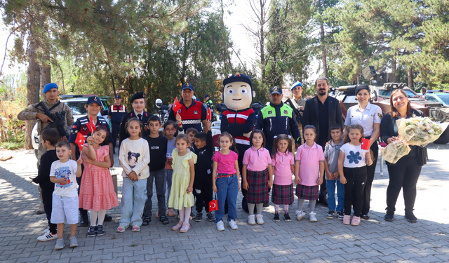 Eskişehir'de jandarma ekipleri öğrencilerle buluştu