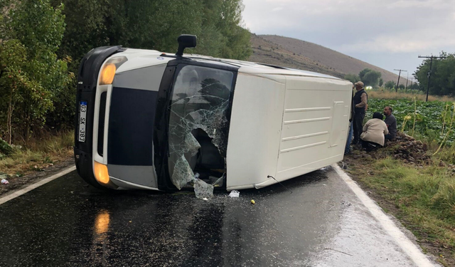 Islak zeminde kayan minibüs devrildi: Çok sayıda yaralı var