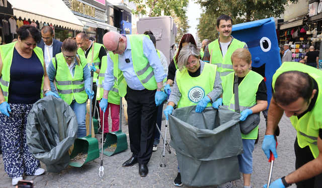 Başkan Kurt ve vatandaşlar el birliğiyle çevreyi temizledi