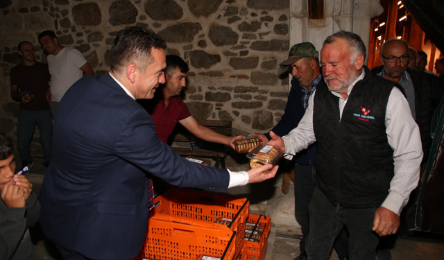 Başkan Dökmeci Sivrihisar'da kandil simidi dağıttı