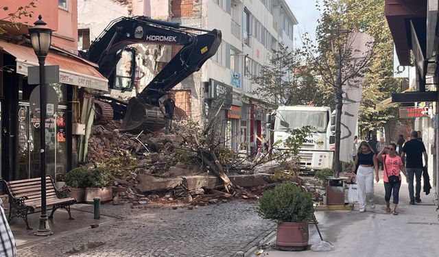 Bina yıkımında molozlar sokağı kapattı