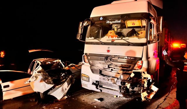 Katliam gibi kaza! TIR otomobili kağıt gibi ezdi