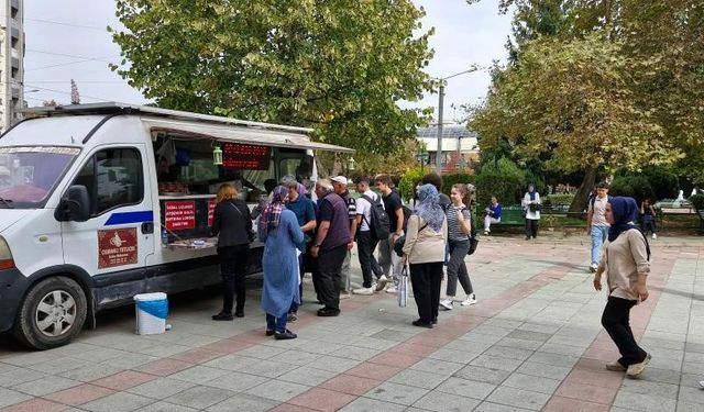 İstanbul'da katledilen iki genç kızın hayrına Eskişehir'de lokma dağıtıldı