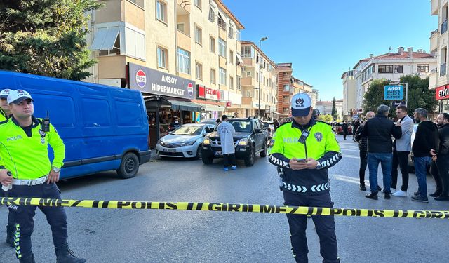 Baba ve oğul dehşet saçtı: Polis memuruna çekiçle saldırdılar