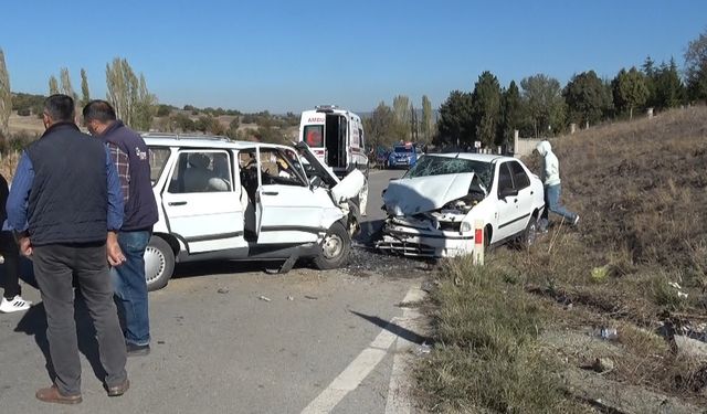 Komşuda iki otomobil kafa kafaya çarpıştı: 4 yaralı