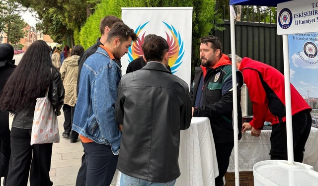 Anadolu Üniversitesi'nde polis ekipleri öğrencileri bilgilendirdi