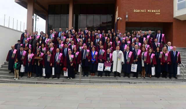 Anadolu Üniversitesi'nde Akademik Performans Ödülleri sahiplerine teslim edildi