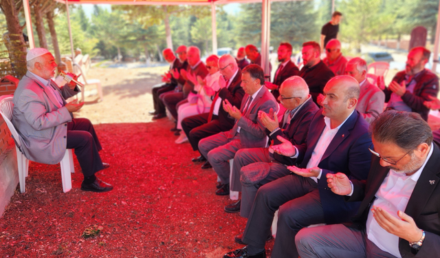 Gürhan Albayrak Aydın Arat'ı mezarı başında andı