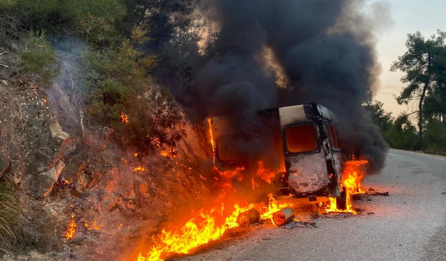 Bilecik'te seyir halindeki minibüs alev alev yandı