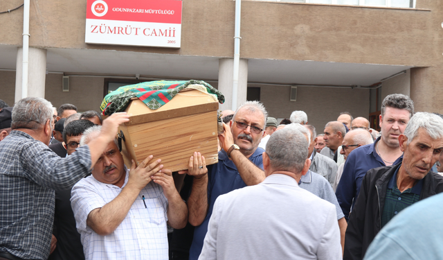 Feci kazada hayatını kaybeden aile fertleri Eskişehir'de son yolculuğuna uğurlandı