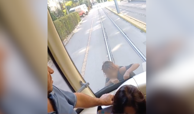 Eskişehir’de tehlikeli yolculuk: Seyir halindeki tramvaya tutundu