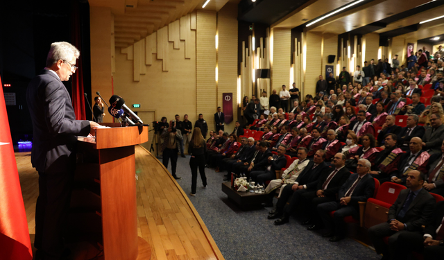 Anadolu Üniversitesi'nde ilk dersi Danıştay Başkanı Zeki Yiğit verdi