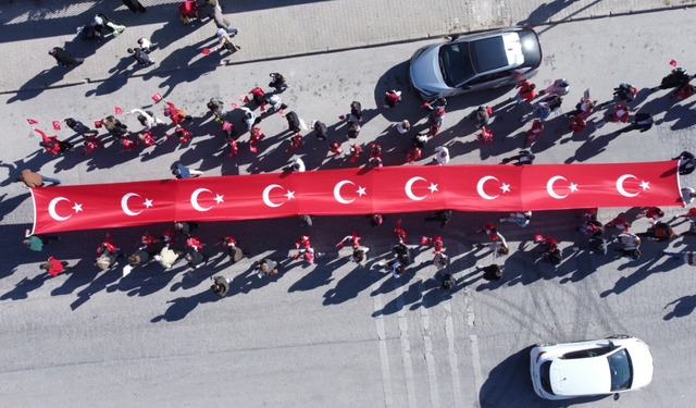 Eskişehir'de anaokulu öğrencileri 101 metrelik Türk bayrağı taşıdı