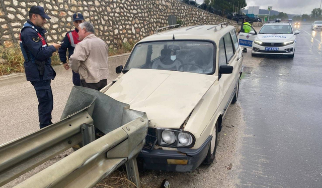 Eskişehir yolunda otomobil kontrolden çıkarak bariyere çarptı