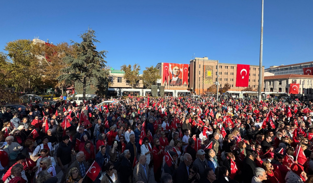 Eskişehir'de binlerce vatandaş Büyük Cumhuriyet Yürüyüşü'nde buluştu