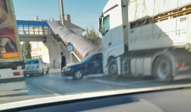 Eskişehir Çevreyolu'nda bir günde iki kaza: Tır ile otomobil birbirine girdi