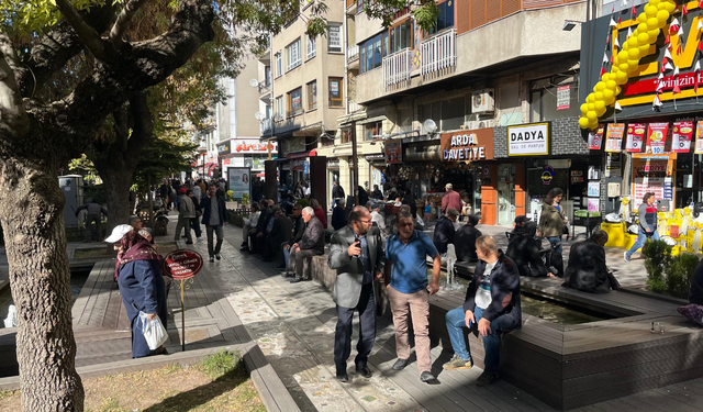 Eskişehir'de vatandaşlar güneşli havanın tadını çıkardı