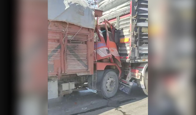 Eskişehir Çevreyolu'nda tırlar çarpıştı! Trafik durma noktasına geldi