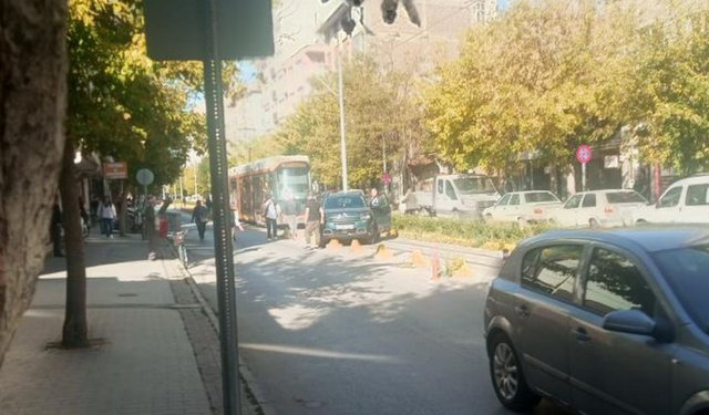 Eskişehir'de direksiyon hakimiyetini kaybeden sürücü tramvay yoluna daldı