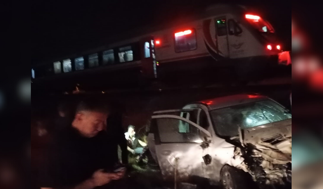 Eskişehir'den yola çıkan tren otomobile çarptı! Yaralılar var