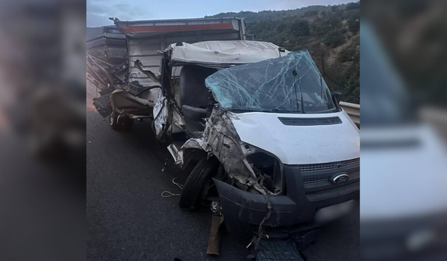 Eskişehir yolunda kaza! Otomobil ikiye bölündü