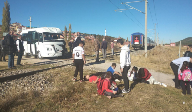 Eskişehir yolunda korkutan kaza! Öğrenci servisi ve tren çarpıştı