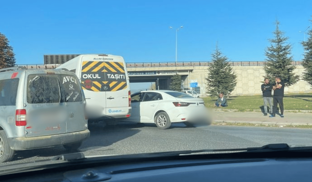 Eskişehir'de servis aracı ile otomobil çarpıştı