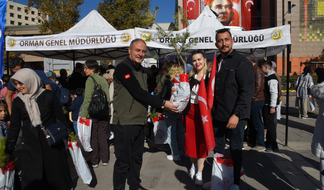 Eskişehir Orman Bölge Müdürlüğü vatandaşlara fidan dağıttı