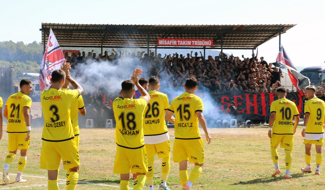 Es Es ve büyük taraftarı, Fethiye Stadı'nda maçın başlamasını bekliyor