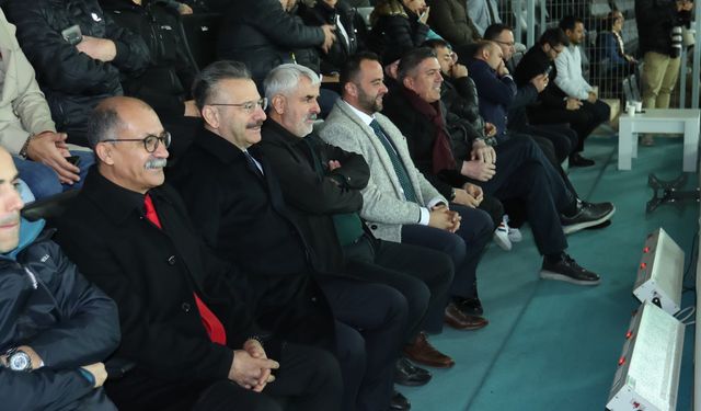 Vali Aksoy Eskişehirspor- Osmanlı 1453 Spor maçını tribünden takip etti