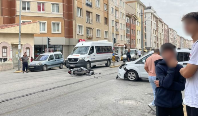 Eskişehir'de motosiklet ve otomobil çarpıştı: 1 yaralı