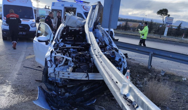 Kontrolden çıkan araç bariyerlere saplandı: 1 ölü 3 yaralı