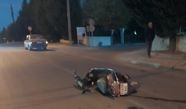 Komşuda motosiklet ile otomobile çarpıştı: 1 yaralı