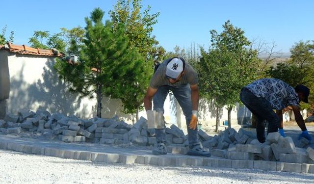 Mahmudiye'de kilit parke taş döşemeleri devam ediyor