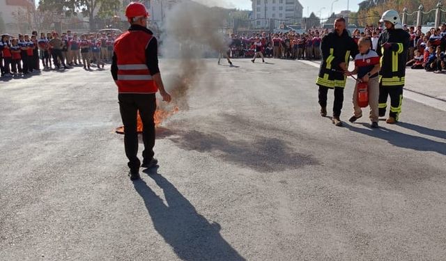 Öğrencilere yangın söndürme tatbikatları ve afet bilinci semineri verildi