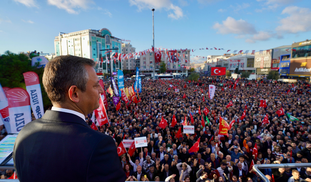 Başkan Özel'den tutuklanan belediye başkanına destek mitingi