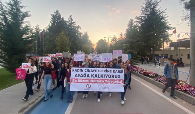 Eskişehir’de yüzlerce öğrenci katledilen kadınlar için okuldan kent merkezine yürüdü