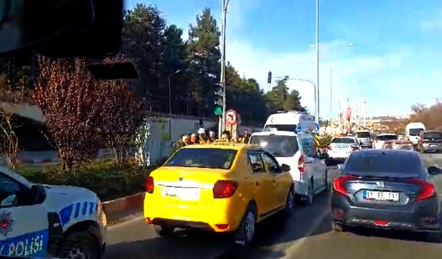 Trafik ışıklarında duramayan araç kazaya sebep oldu: 2 yaralı