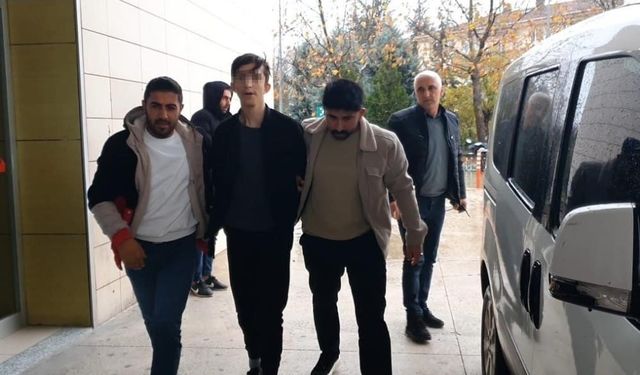 18 yaşındaki genç harçlık vermeyen dedesini defalarca bıçakladı